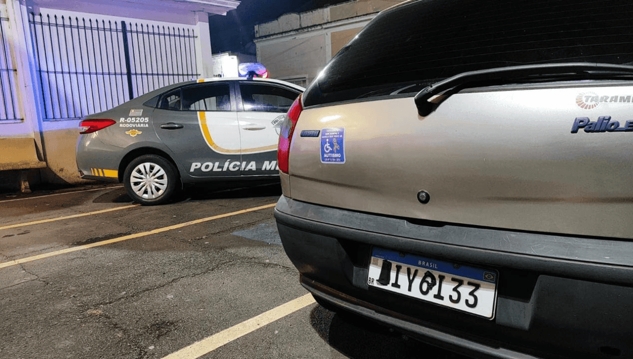 Placa do veículo estava adulterada com fita adesiva