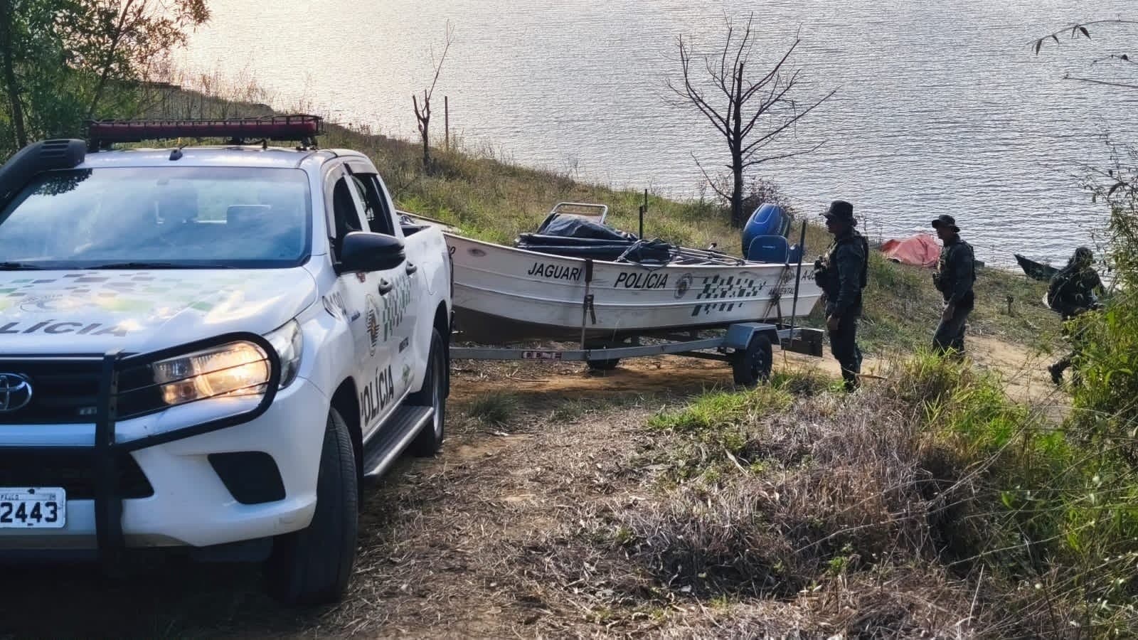 PM Ambiental apreende barco e munições em Paraibuna