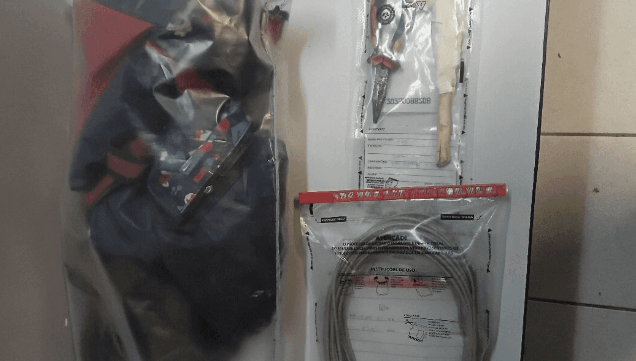 Um rolo de fios, um alicate e outros objetos foram apreendidos