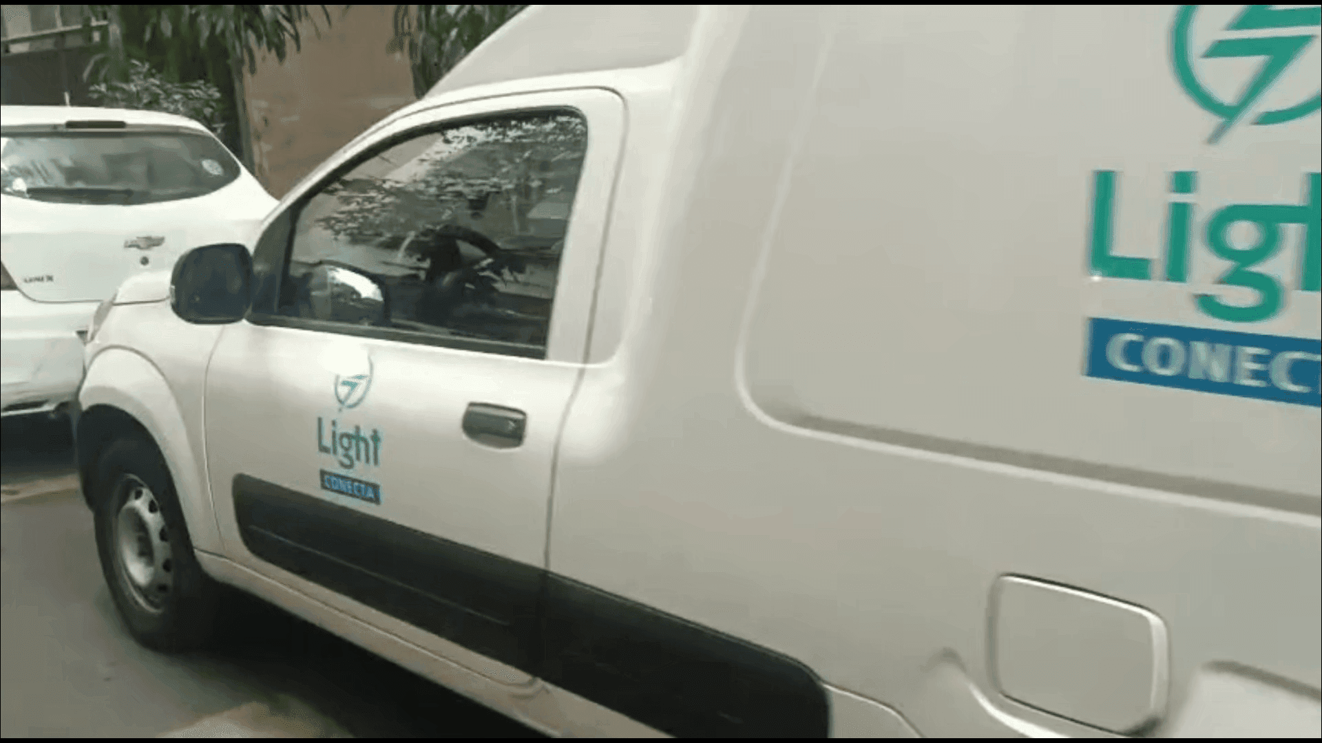 Vídeo gravado por ouvinte da BandNews FM mostra carro da Light bloqueando a entrada de uma garagem