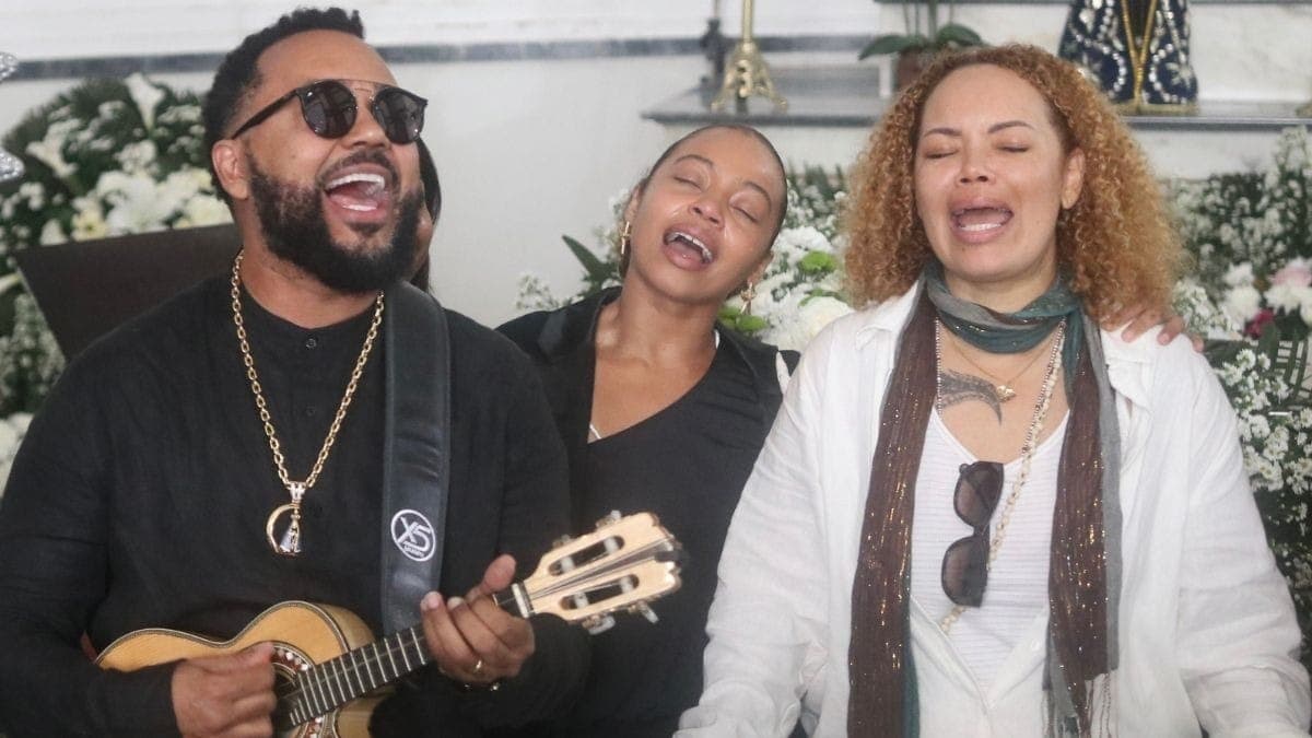 Dudu Nobre canta com as filhas em velório da mãe