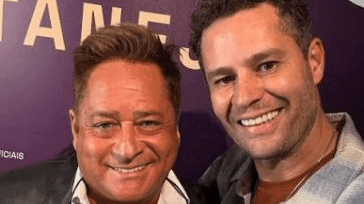 Leonardo surpreende Pedro Leonardo em show e brinca com sumiço dos outros filhos