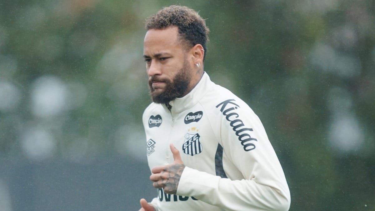 Neymar em treino no CT Rei Pelé