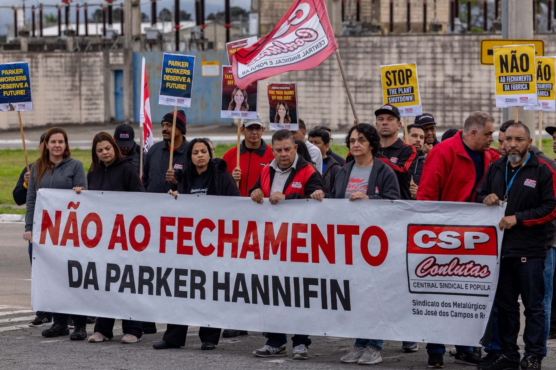 Trabalhadores contra o fechamento da Parker Hannifin em frente à Parker Filtros, em São José dos Campos