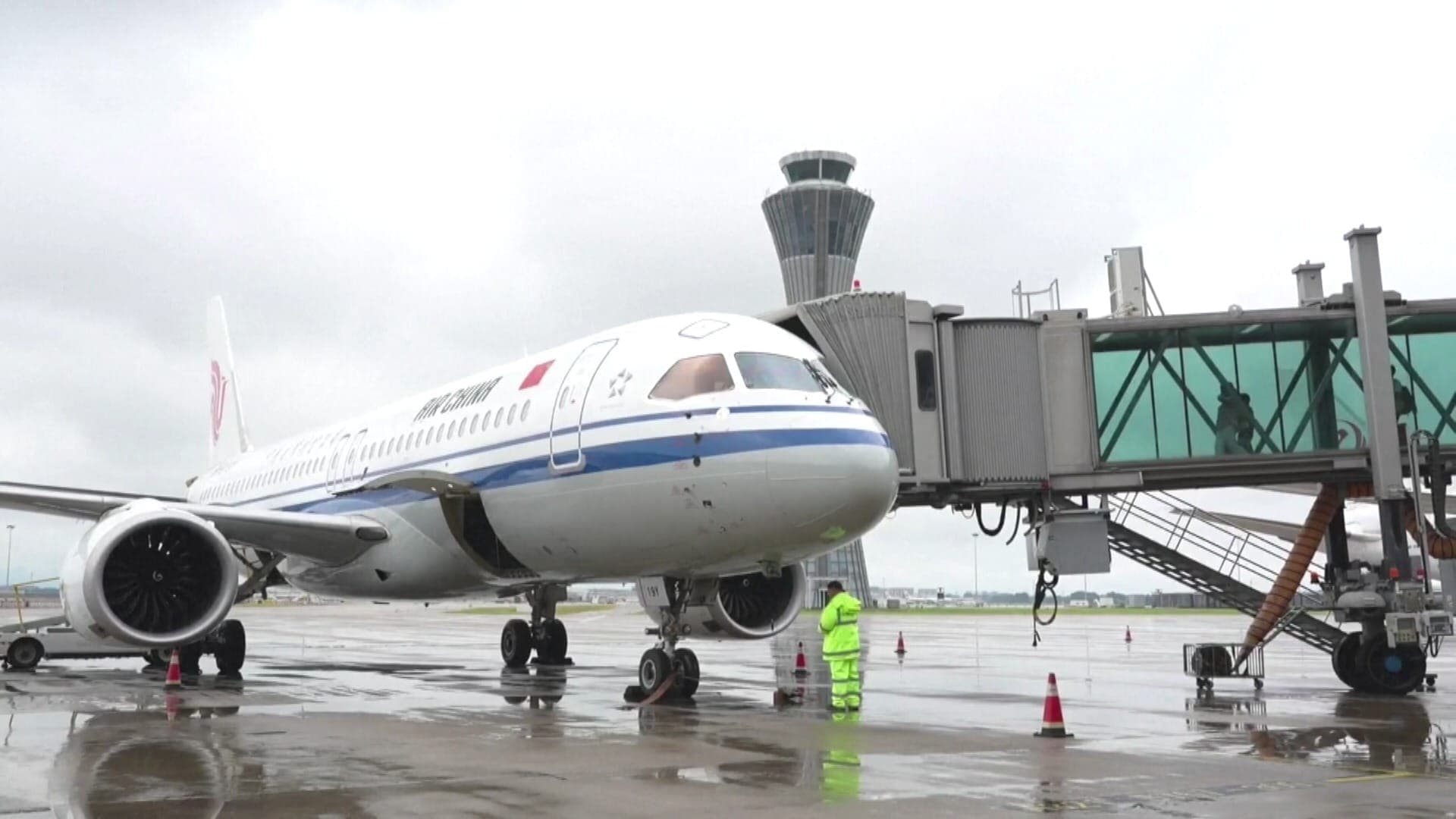 Comac C919: Avião chinês faz 1º voo internacional rumo à Mongólia