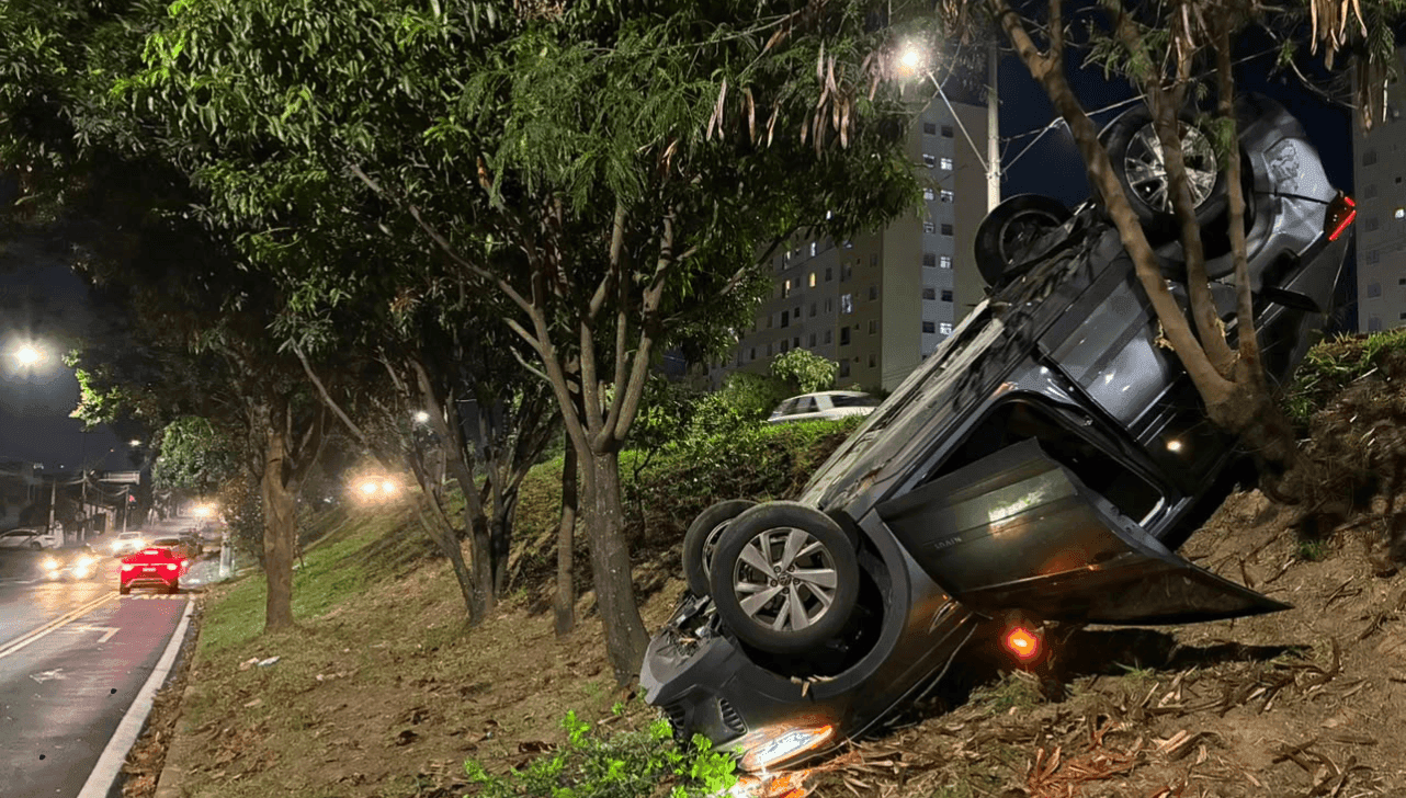 Idosa perde controle e capota veículo na Rodovia Francisco Von Zuben