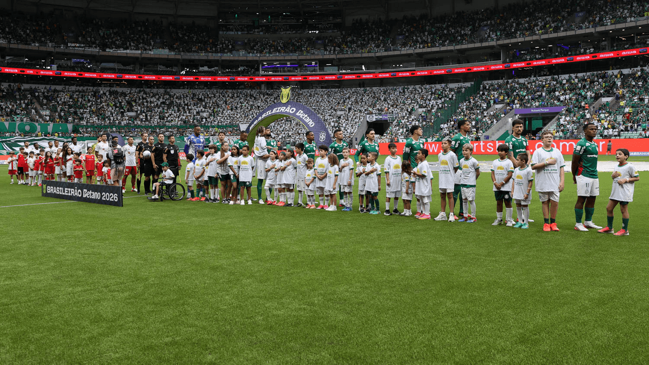 Palmeiras entra em campo em sua arena contra o Internacional