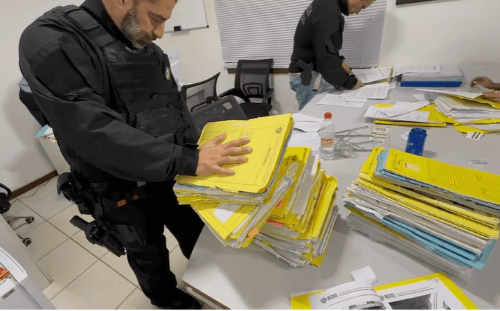 PF apreende R$ 26 mil e documentos em operação em Búzios