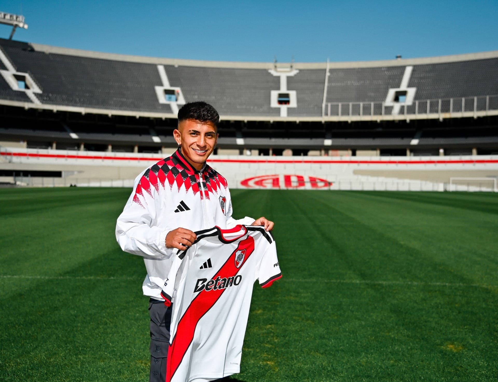Thiago Almada foi contratado pelo River Plate