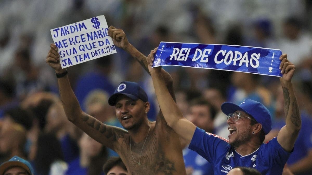 Torcedor do Cruzeiro protesta contra Leonardo Jardim