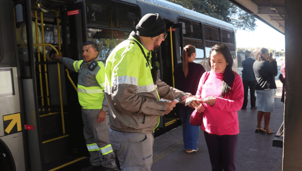 Agentes da mobilidade urbana estão orientando usuários sobre a nova operação