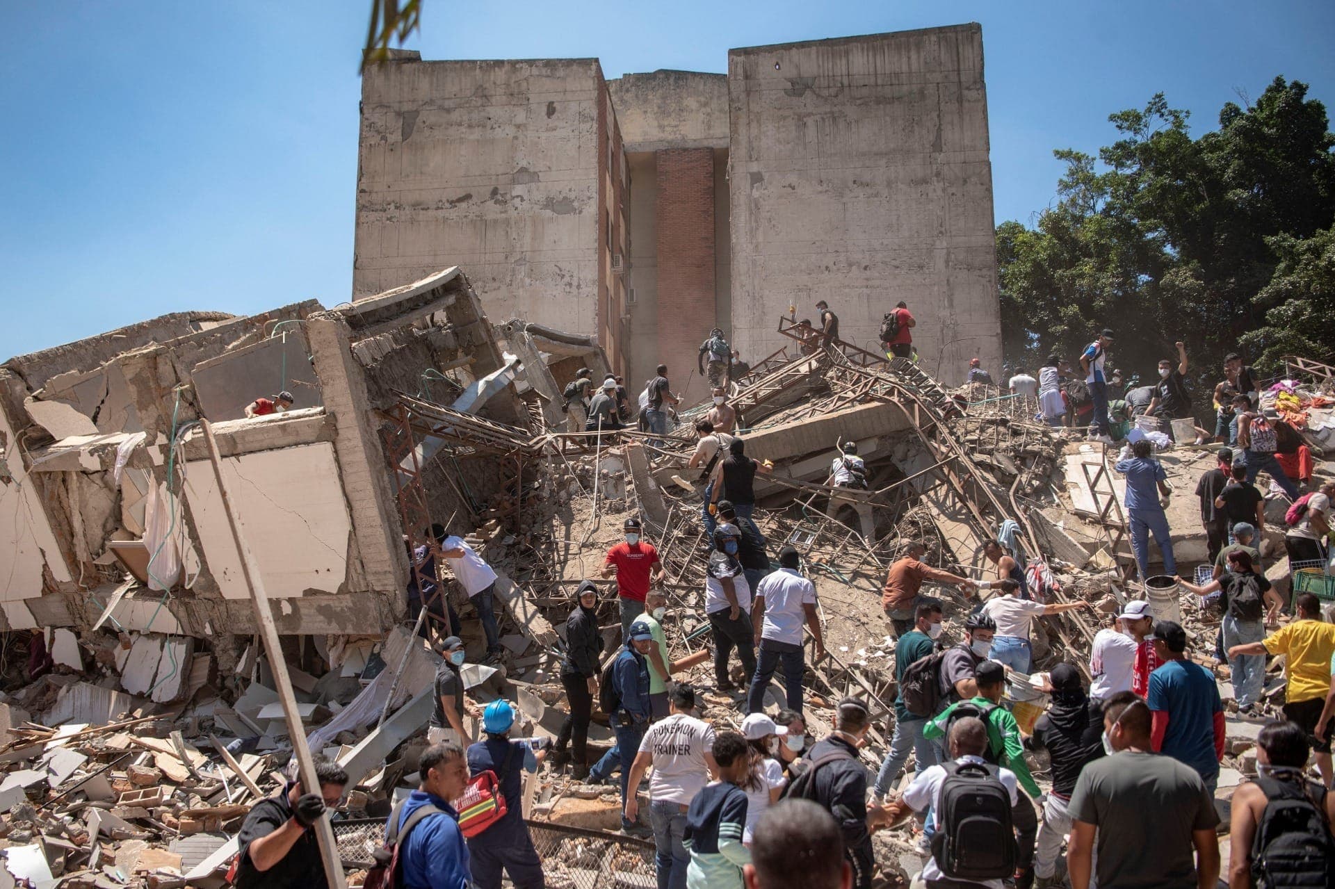 Destroços depois do terremoto de magnitude 7,4 na Colômbia