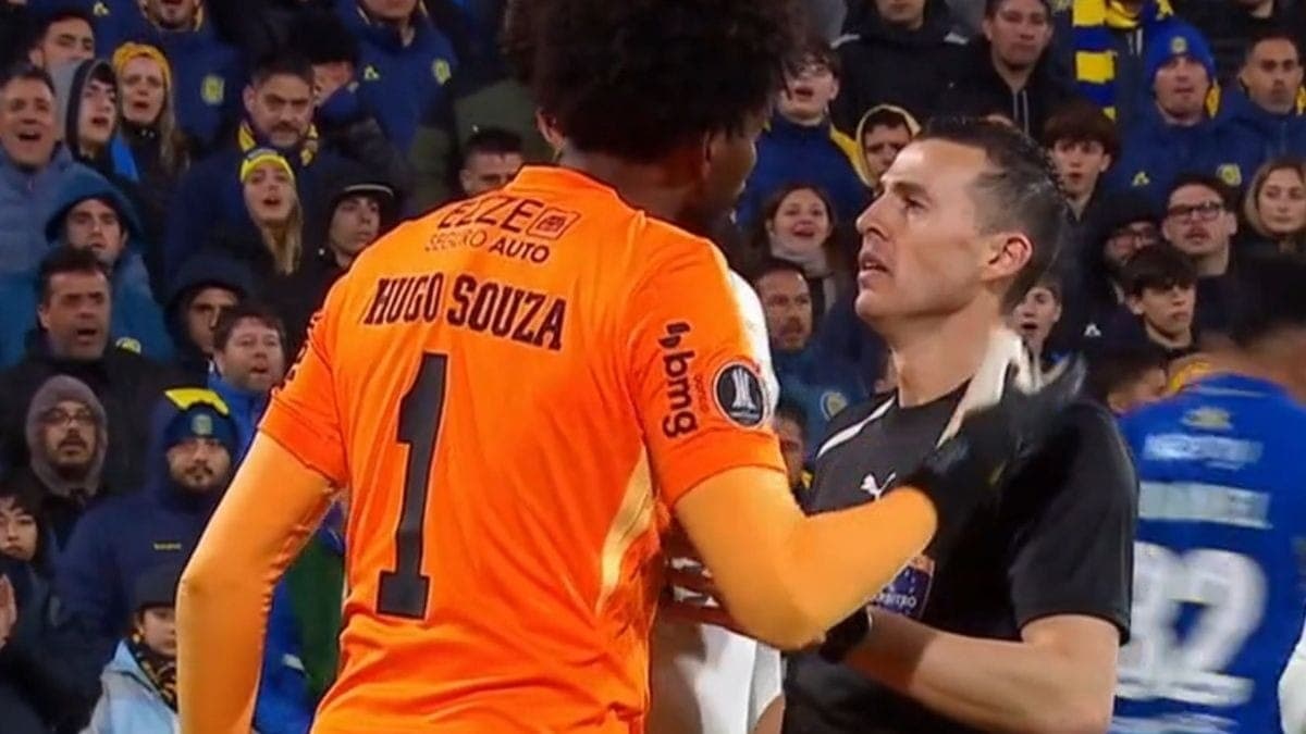 Hugo Souza reclama ao árbitro da partida