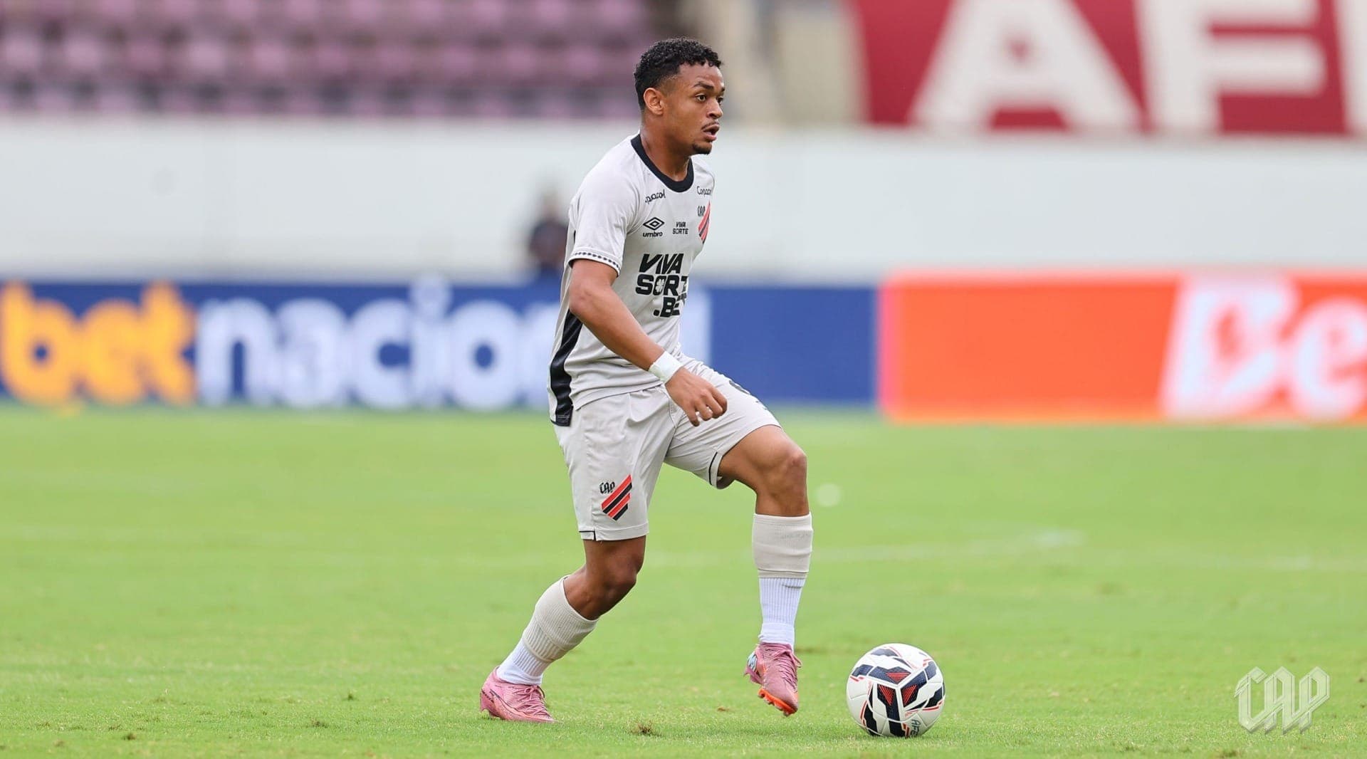 Lateral do Athletico é condenado a 13 anos de prisão por estupros