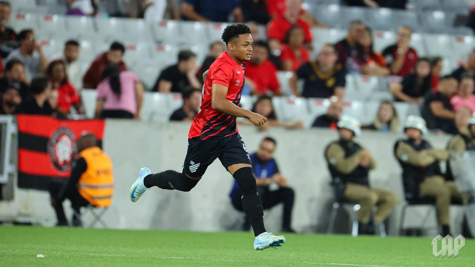 Léo Derik estreou no profissional no Paranaense de 2025
