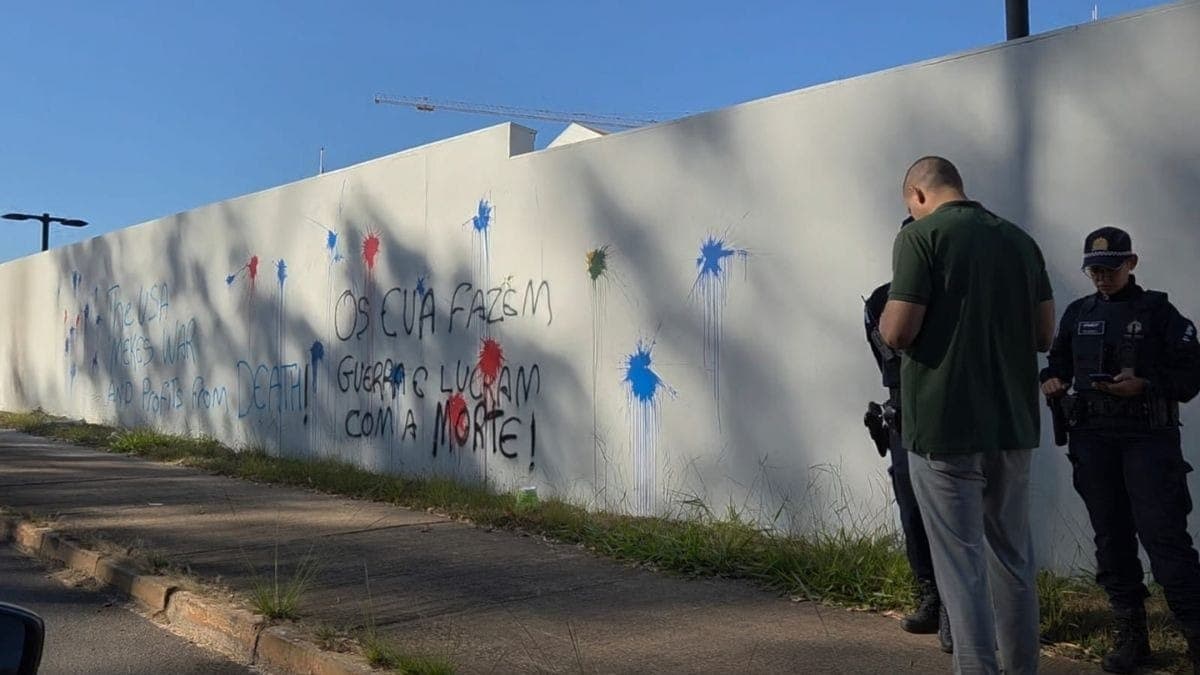 Muro pixado na Embaixada dos EUA