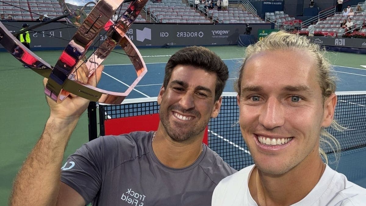 Orlando Luz e Rafael Matos comemoram troféu