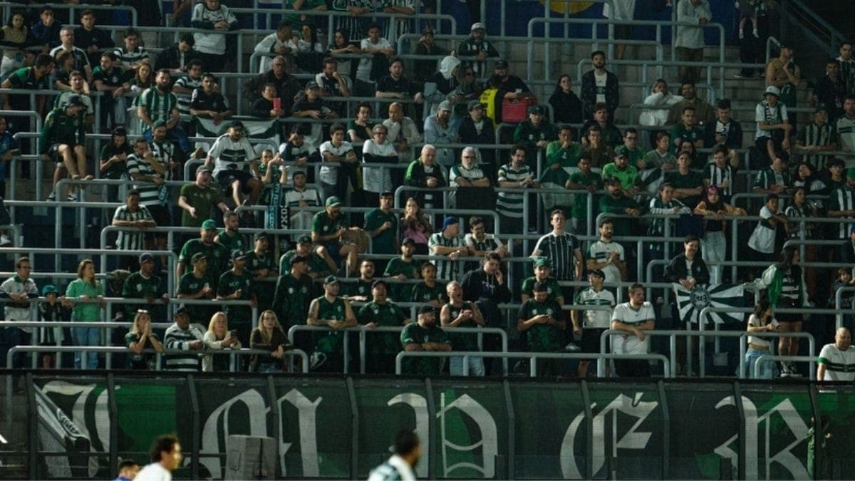 Torcida do Coritiba no jogo contra o Bragantino