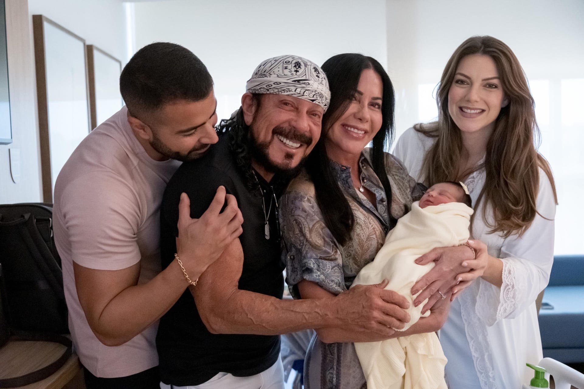 Bell Marques celebra chegada da neta ao lado da família