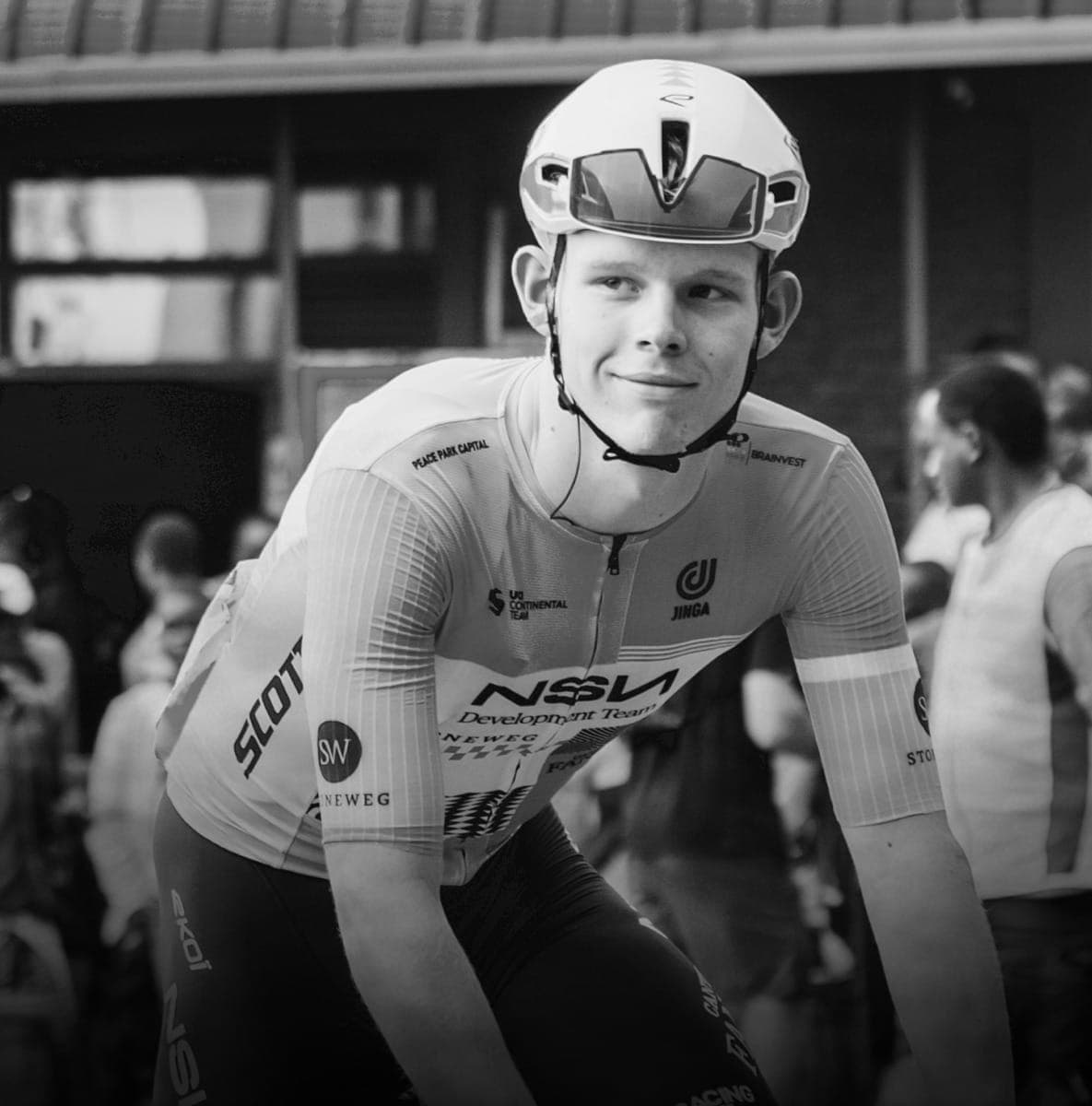 Ciclista de 19 anos morre em disputa de prova ao ser atropelado