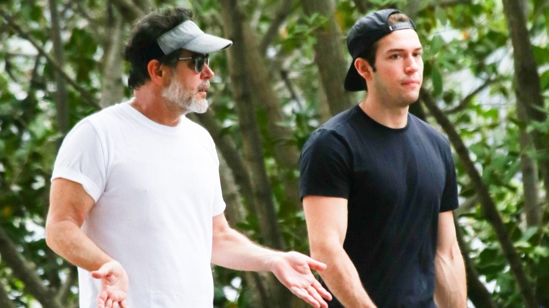 Murilo Benício e Pietro Antonelli caminhando