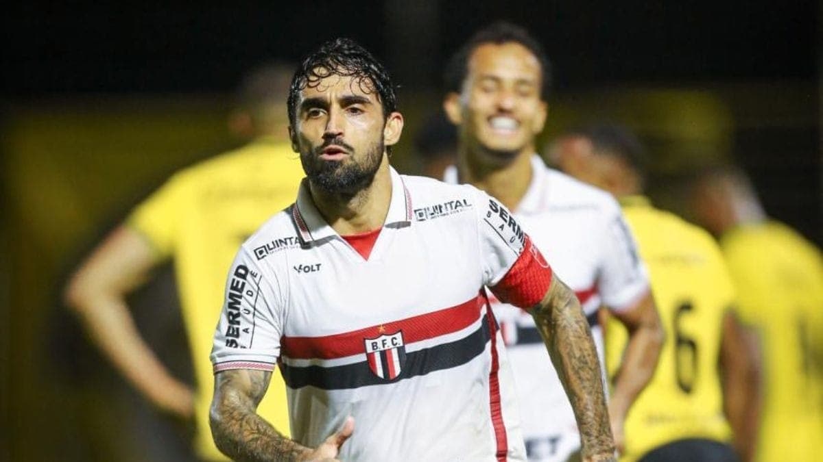 Patrick Brey comemora gol pelo Botafogo-SP