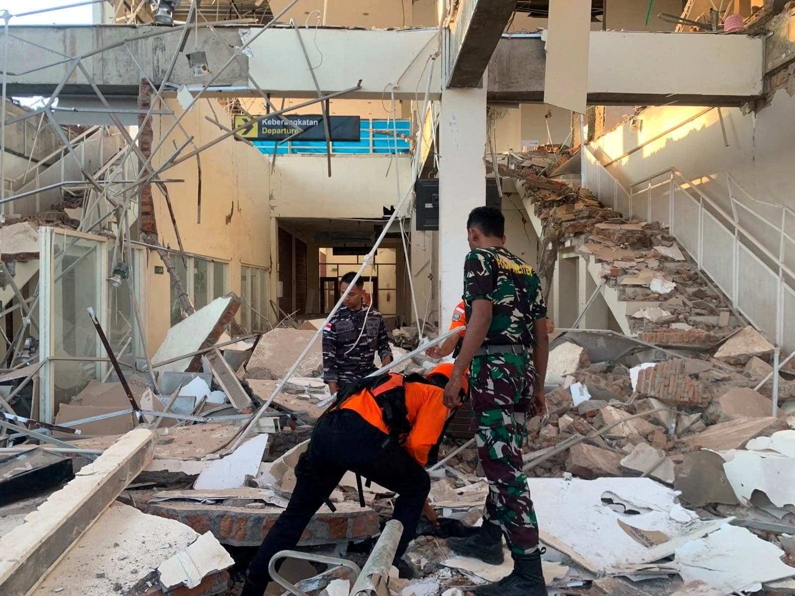 Terremoto na Indonésia: construção destruída em Sikka