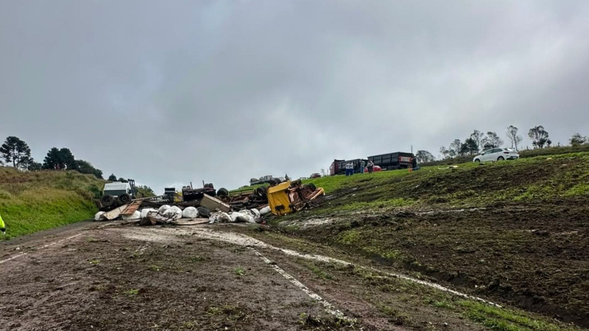 Acidente em Balsa Nova bloqueia rodovia no PR