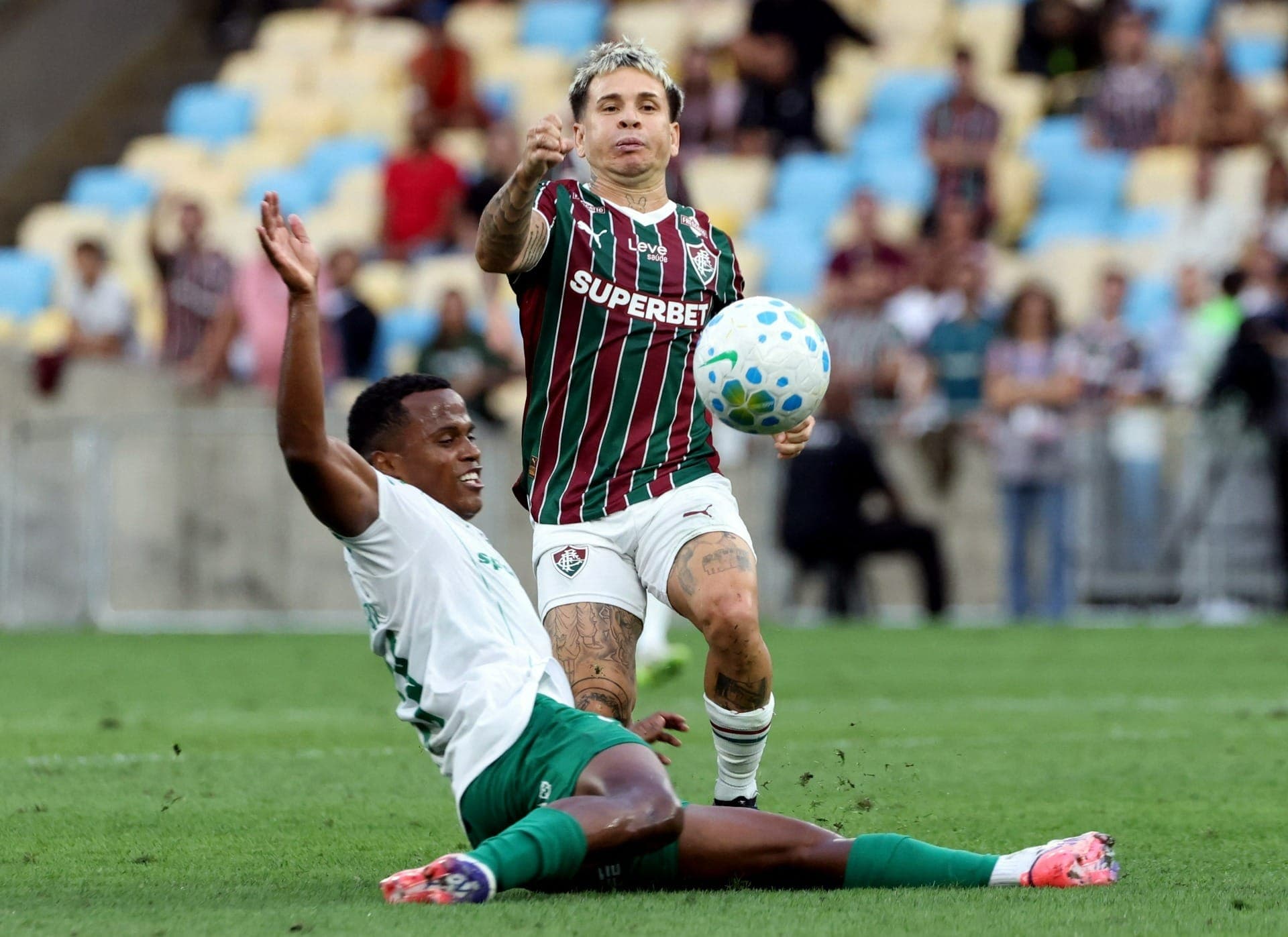 Arias disputa bola com Soteldo