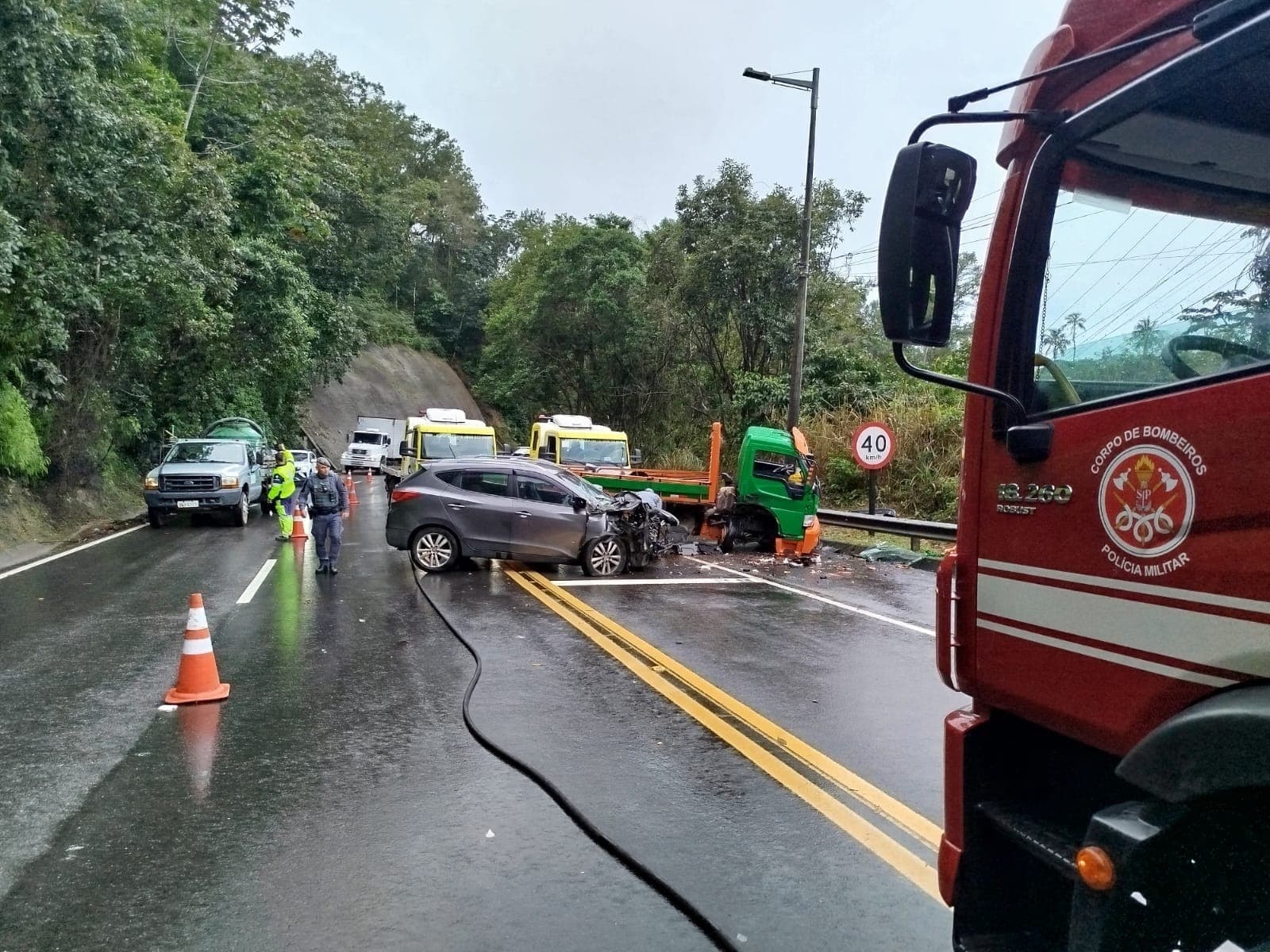 Colisão frontal entre carro e caminhão deixa três vítimas na Rio-Santos em Caraguatatuba