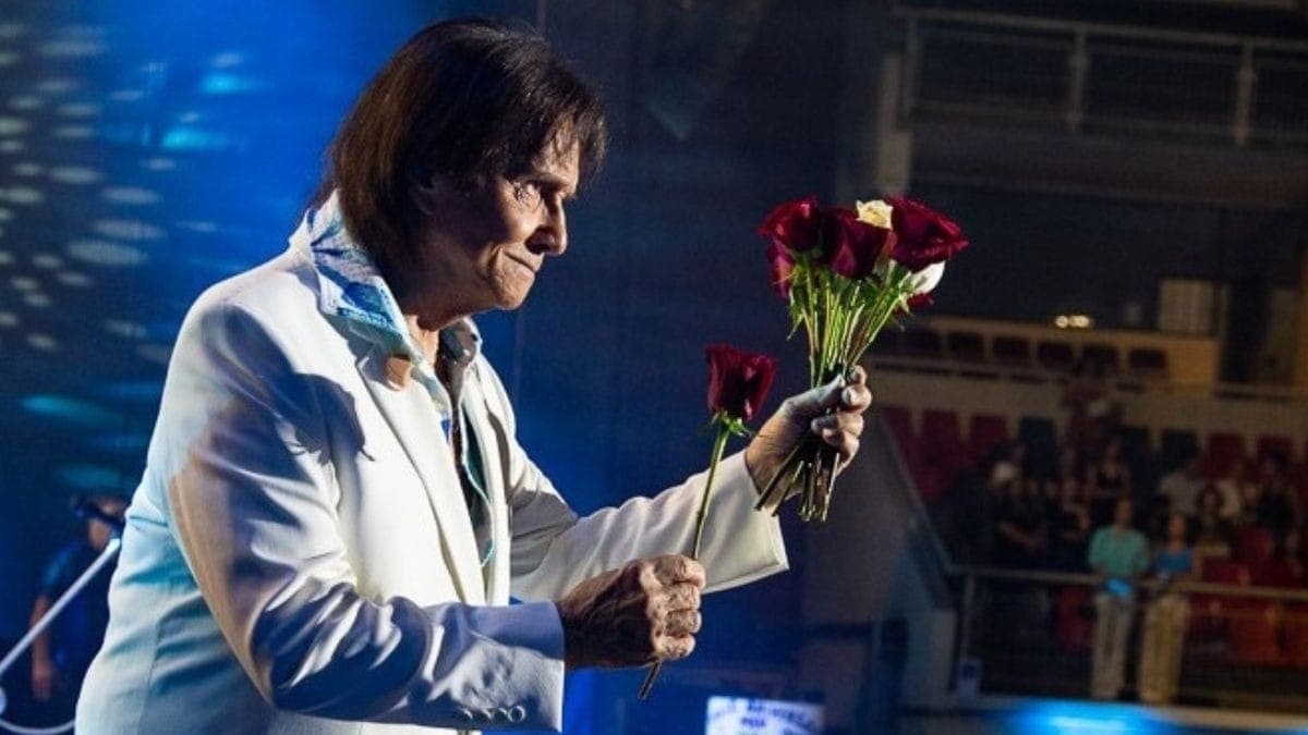 Roberto Carlos distribui rosas em show
