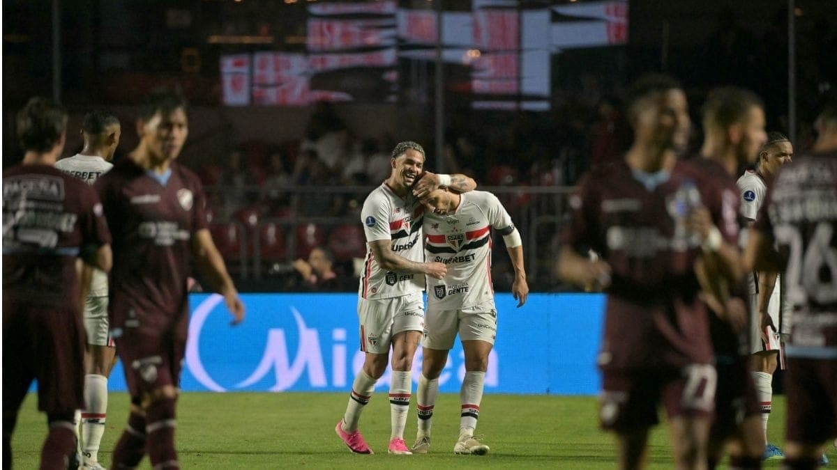 Luciano e Calleri comemoram gol do São Paulo