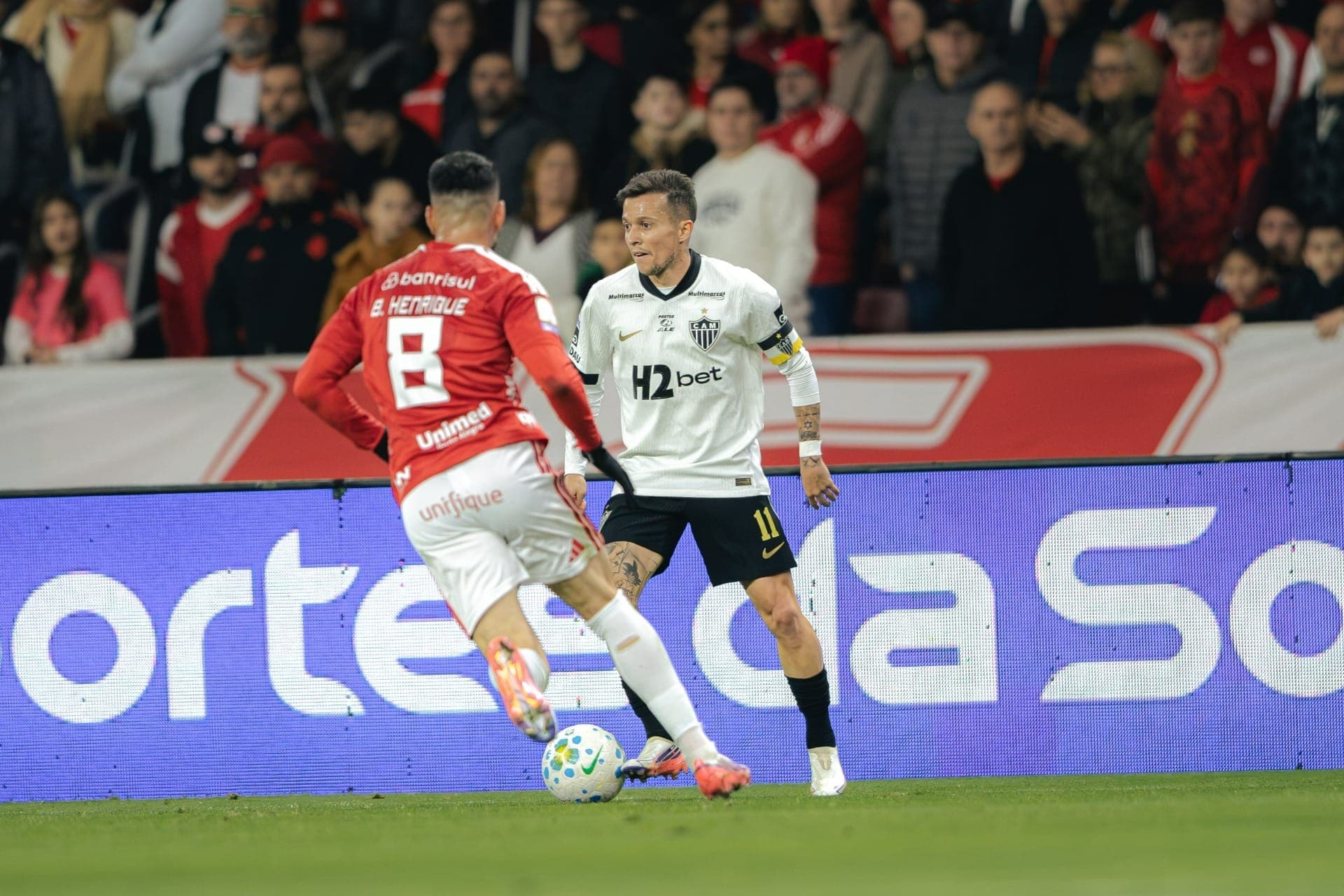 Bernard tenta escapar da marcação no Beira-Rio