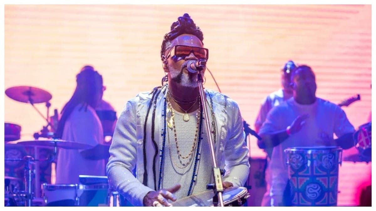 Carlinhos Brown se apresenta com o grupo Timbalada