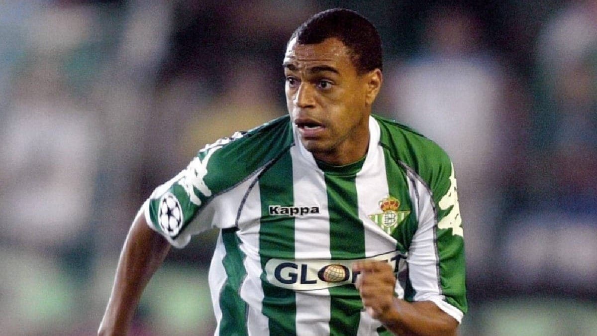 Denilson defendeu o Real Betis no início dos anos 2000