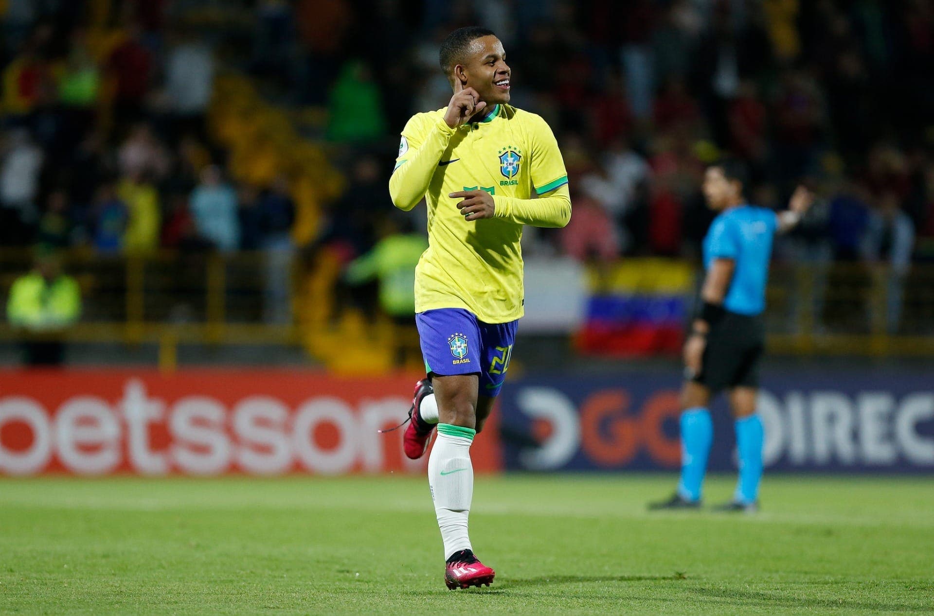Pedrinho comemora seu gol pela Seleção Brasileira sub-20