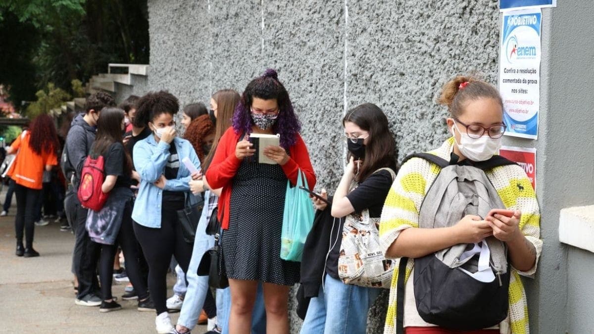 Participantes do Enem esperam para realizar o exame