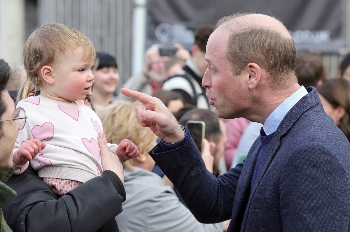 Príncipe William brinca com uma criança na visita à Cornualha