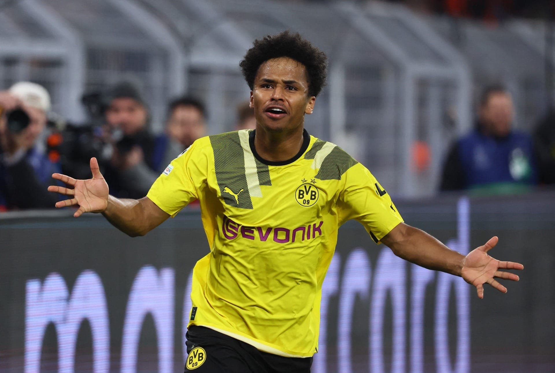Adeyemi fez um golaço contra o Chelsea na Champions League