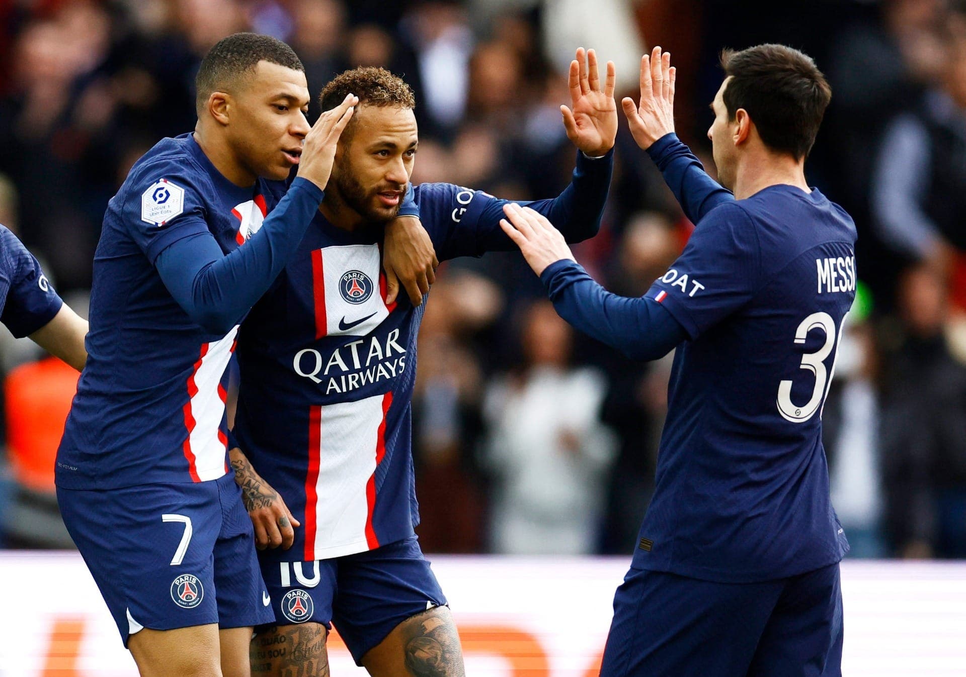 Mbappé, Neymar e Messi comemorando um dos gols do PSG contra o Lille