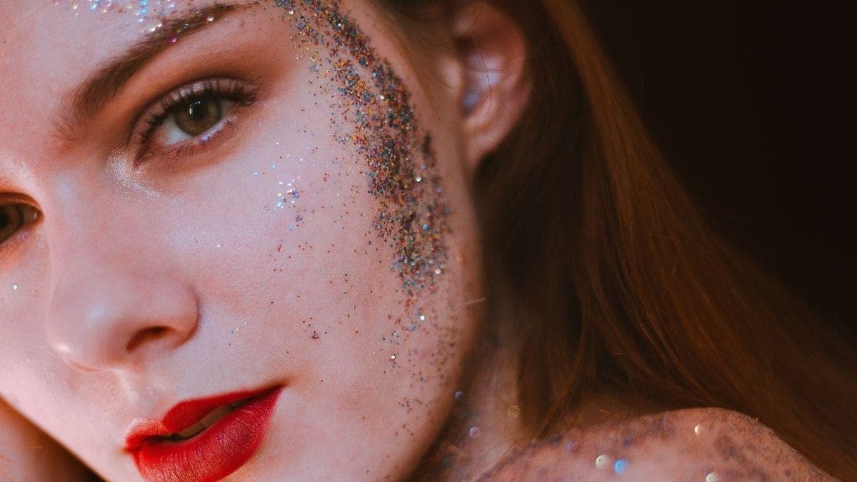 Confira como tirar o glitter sem agredir a pele