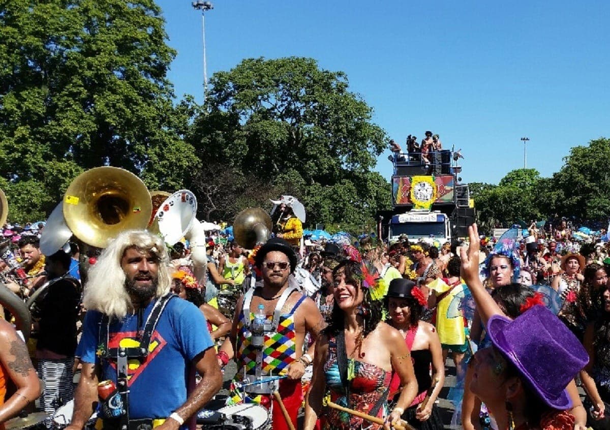 Orquestra Voadora desfila no Centro de São Paulo