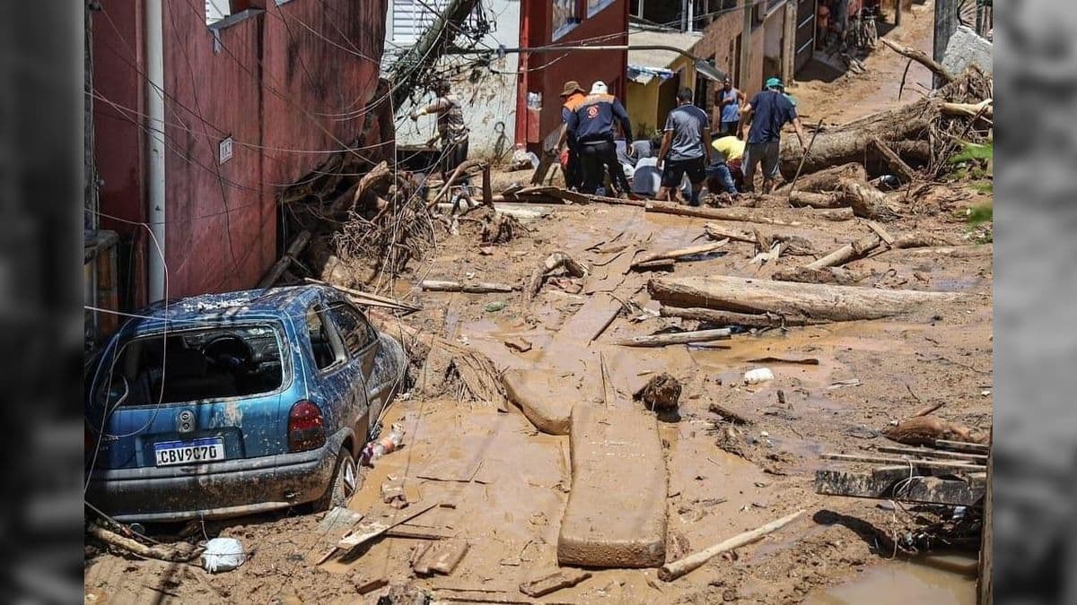 Mar de lama em área afetada pela chuva em São Sebastiãoa