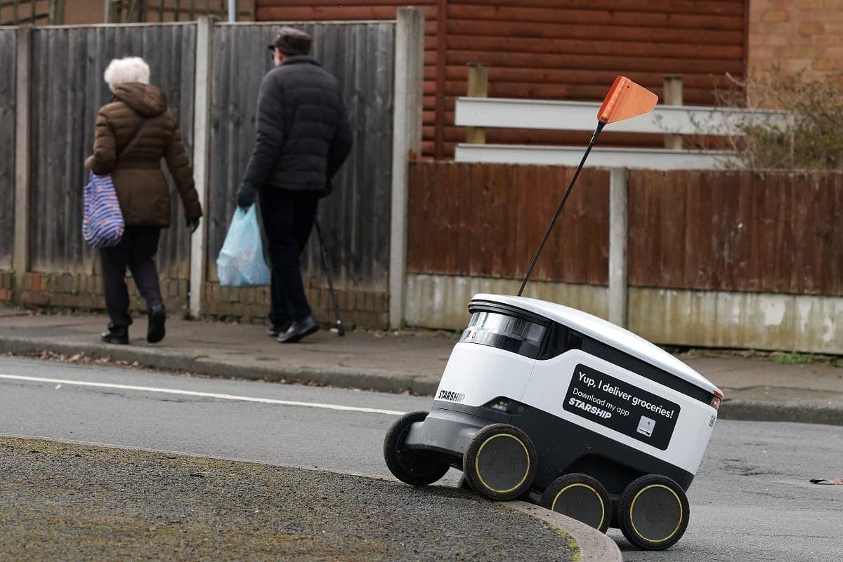 Robô leva compras pelas ruas de Sale, na Inglaterra