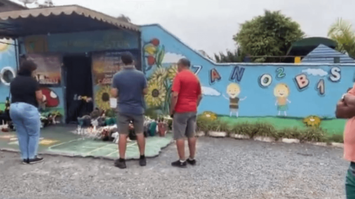 Pais e crianças fazem vigília na creche Cantinho do Bom Pastor, em Blumenau