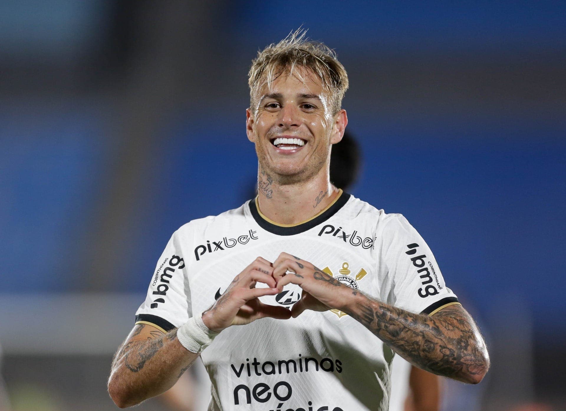 Róger Guedes comemora gol marcado pelo Corinthians contra o Liverpool-URU