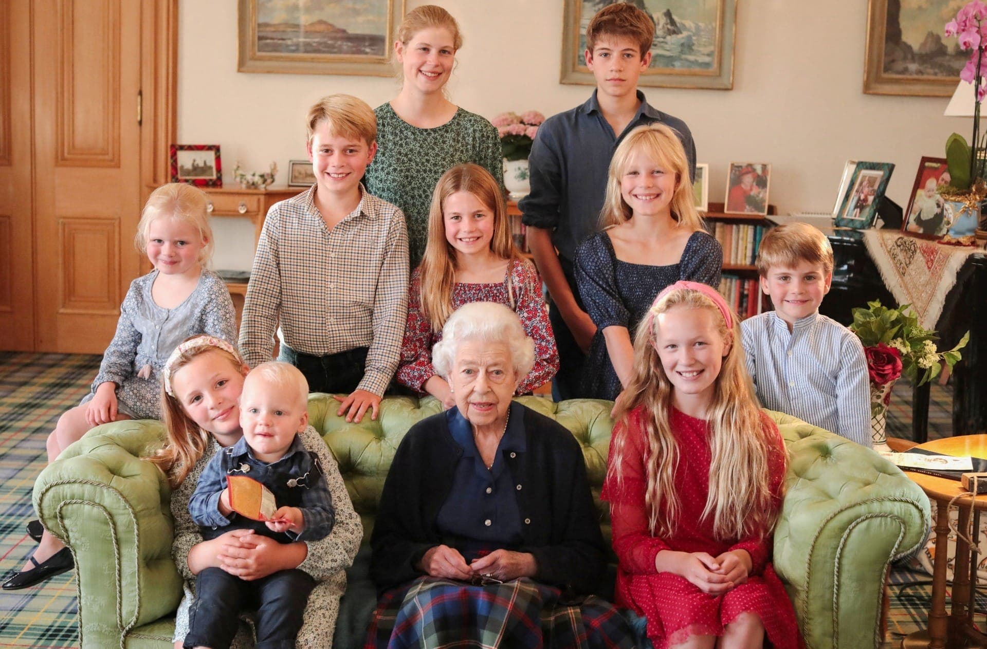 Rainha Elizabeth II com netos e bisnetos