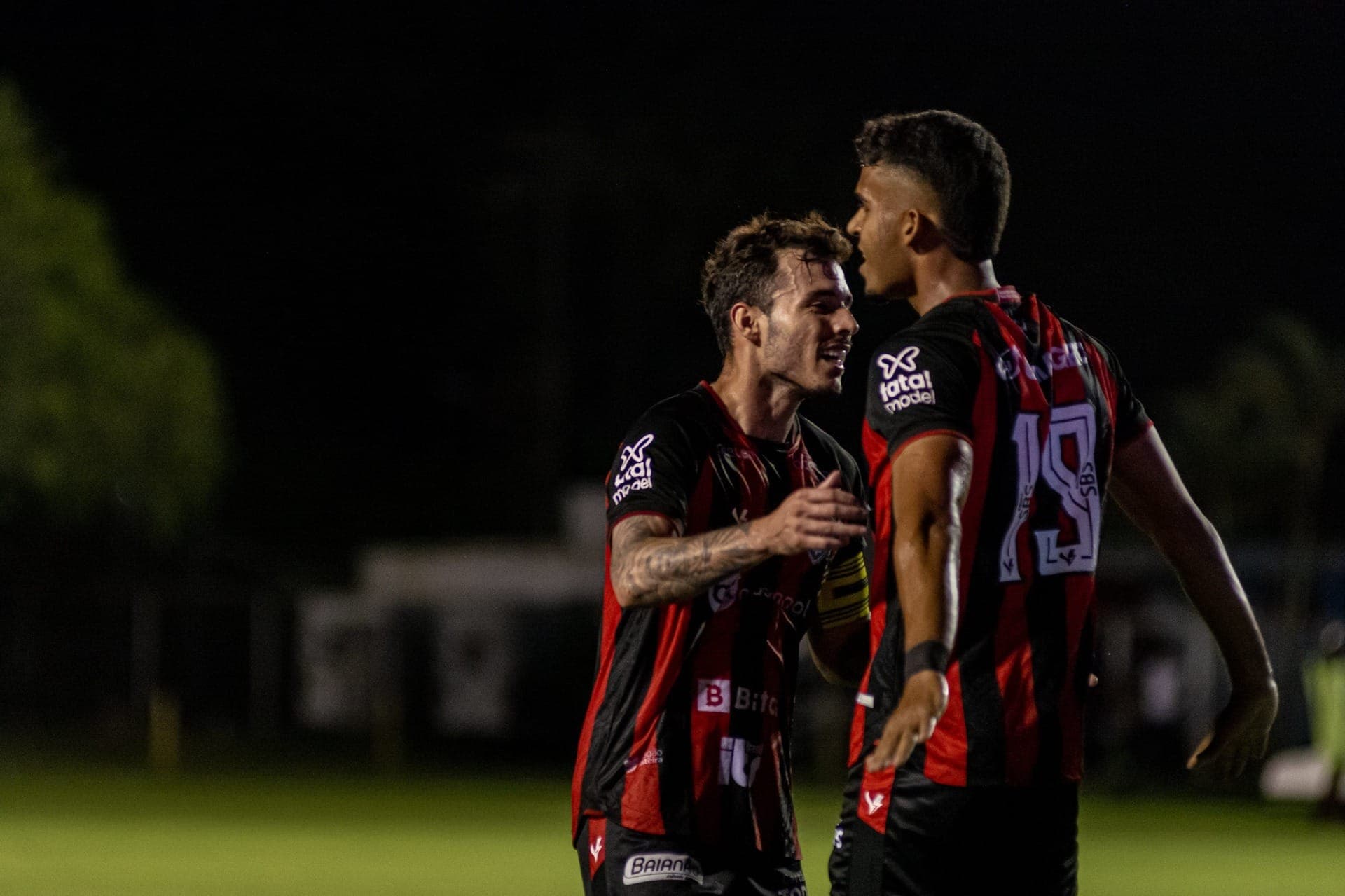 Jogadores do Vitória comemoram gol na estreia da Série B