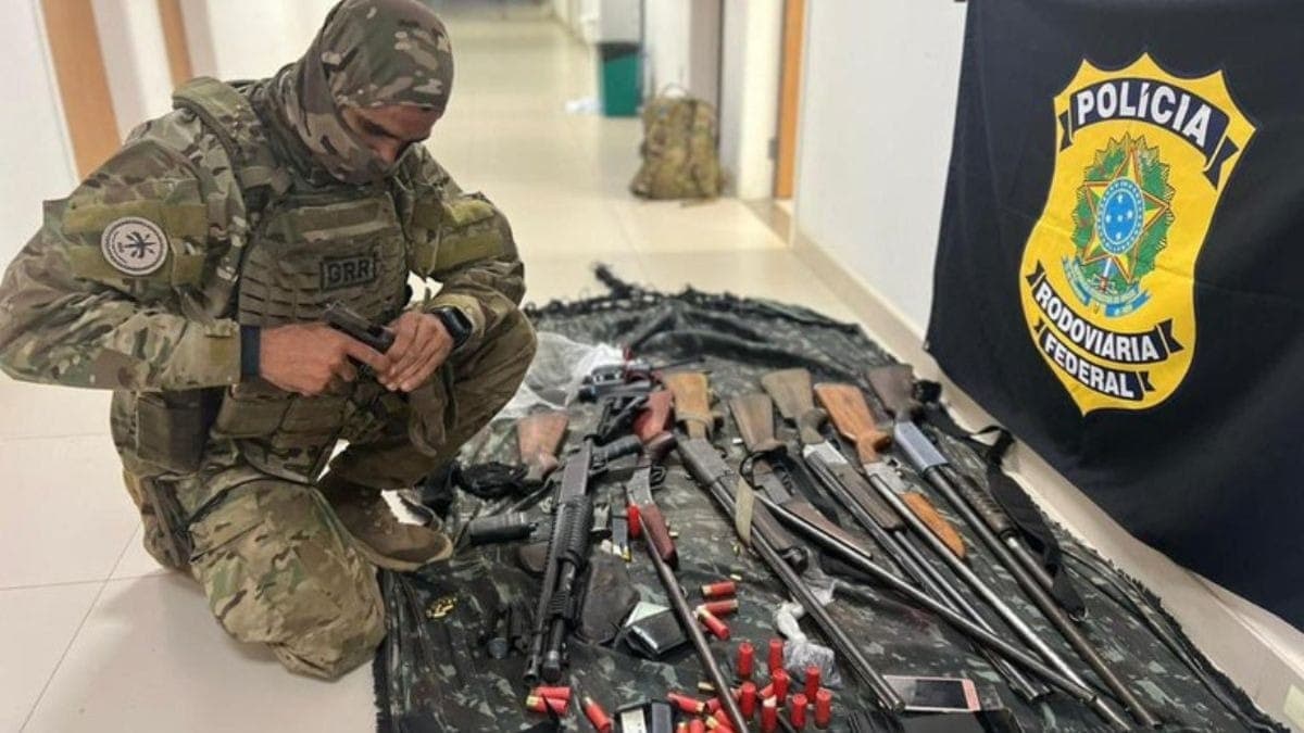 Arsenal apreendido pelos agentes durante a operação
