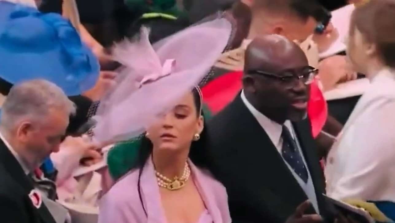Katy Perry fica perdida na coroação do Rei Charles